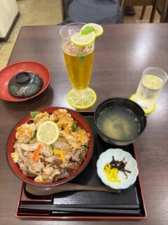 Lemons are a big deal around #hiroshima I had lemon chicken and lemon pork on rice, plus lemon beer (tasted like a radler though labelled ‘Lemon Ale’). Had coffees, teas, then sunset at Sunset Beach, and some decent stargazing after dinner. More of day two of my Shimanami Kaido trip milling around Setoda. Tomorrow I’ll set off early to #imabari. 
#shimanamikaido #setoda #ikuchi #sunsetbeach