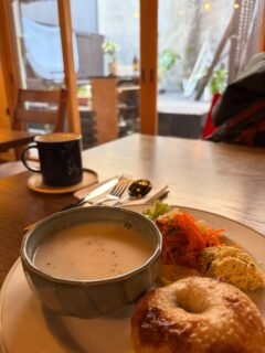 Set off early for final riding day on the Shimanami Kaido path. Had a home-made bagel for breakfast then a glorious ride over three more islands before getting to #imabari. Lots of coast and bridges and a few sections inland. Had a great local style okonomiyaki on one of the islands. This trip gets a double thumbs up for me; next time I’ll ride it the opposite direction and stay on a different island in the middle. The next day will be spent milling around #matsuyama. #shimanamikaido #ikuchi #omishima #hakata #oshima