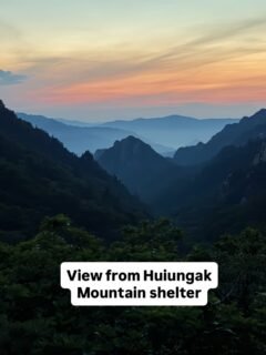 Rewarded w nice sunset after a 10+ hour hike along Seoraksan’s Dinosaur ridge to Huiungak shelter where I stayed overnight. Surprised with the roomy bunk! Saw clouds drifting in the valley a little earlier. #seoraksan #huiungak_shelter #sokcho